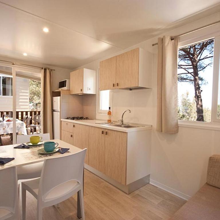 Acquaviva Village Camping - Casa Mobile Superior con 2 Camere da Letto - 6