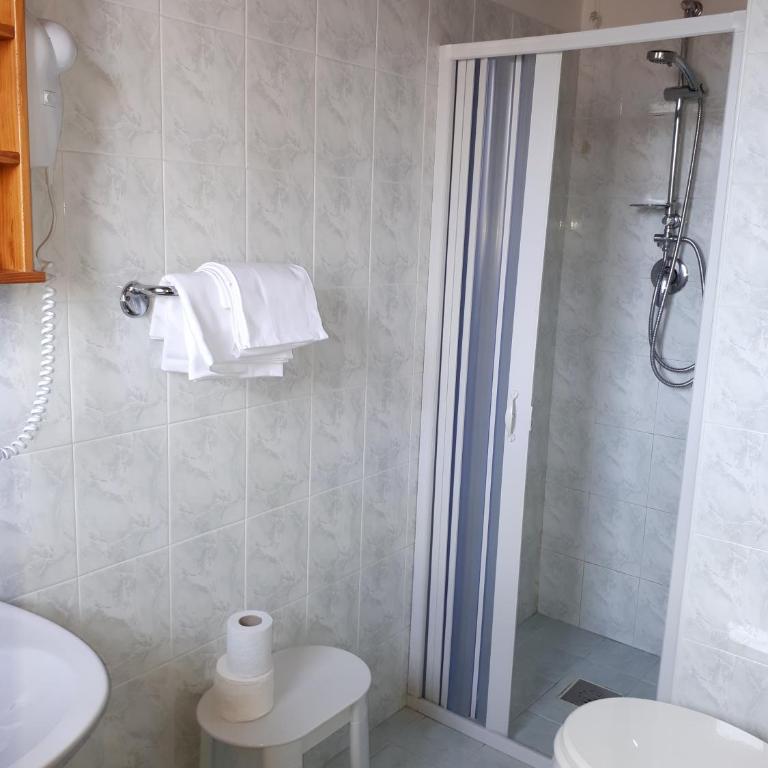 Hotel Villa Dina - Camera Matrimoniale con Bagno Privato - 9