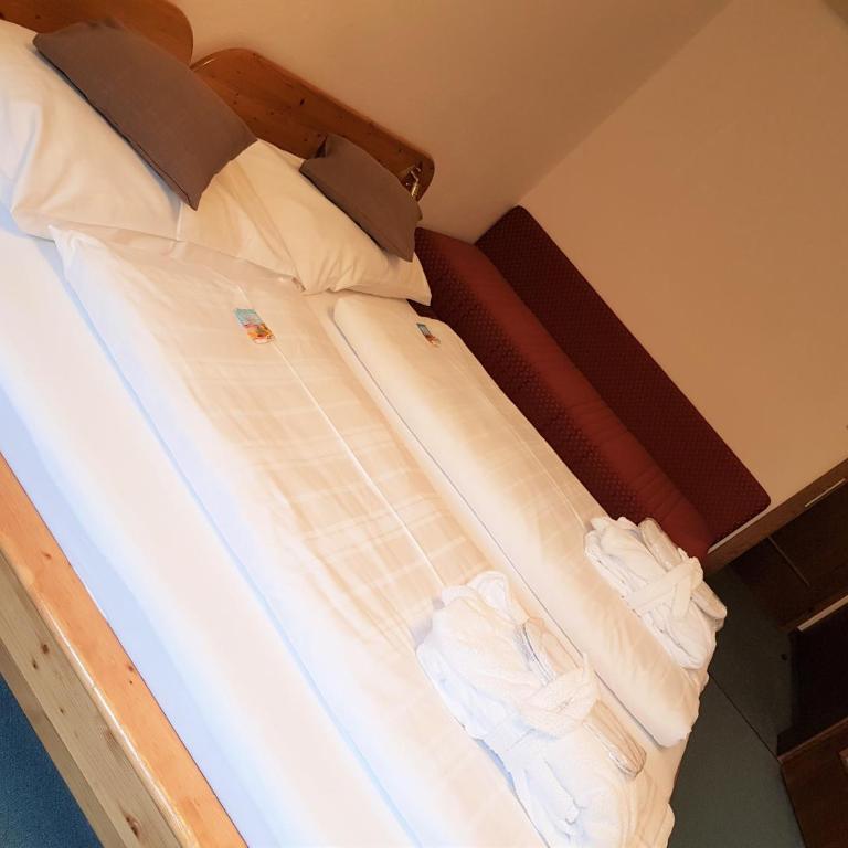 Kinder- und Familienhotel Nockalm - Doppelzimmer mit Zustellbett - 5