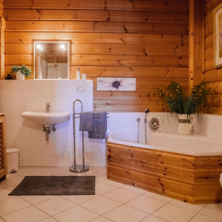 Apartments Schlossblick Naturholz - Appartamento con 2 Camere da Letto e Balcone - 11