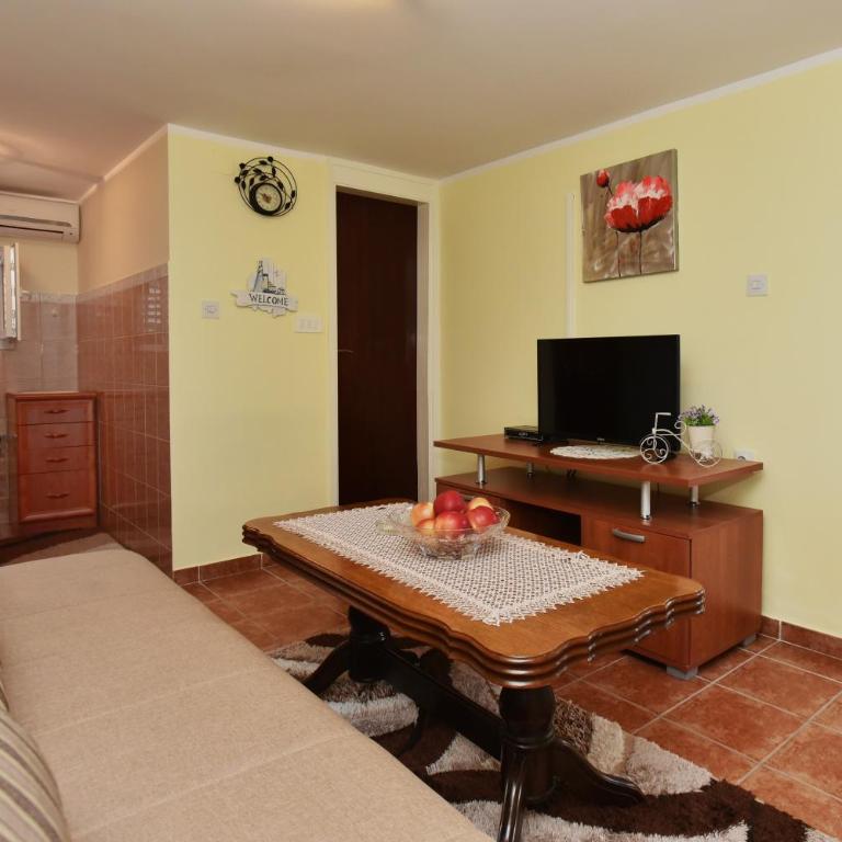 Apartments Marko - One-Bedroom Apartment with Terrace and Garden View - 3