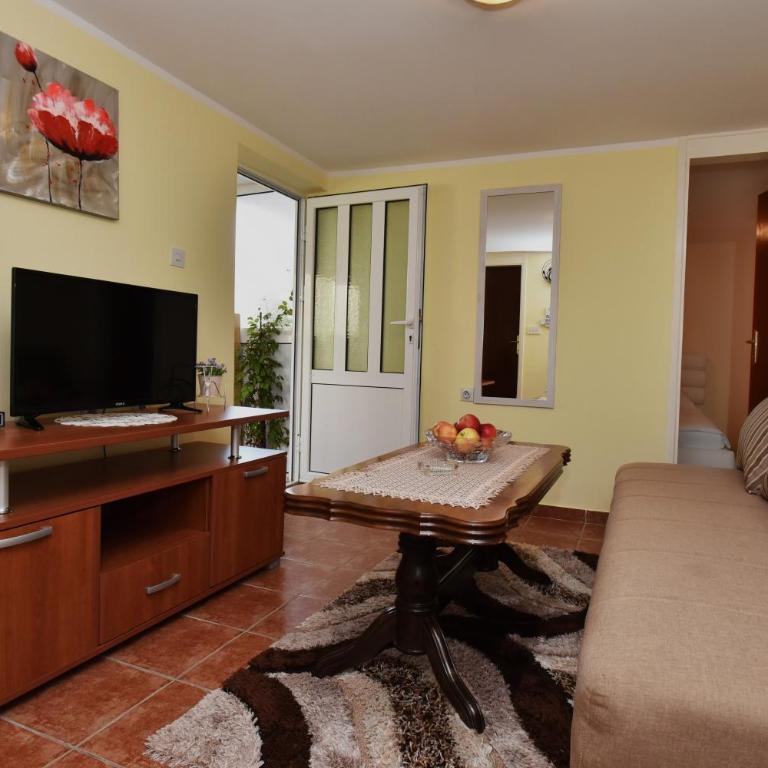 Apartments Marko - One-Bedroom Apartment with Terrace and Garden View - 4