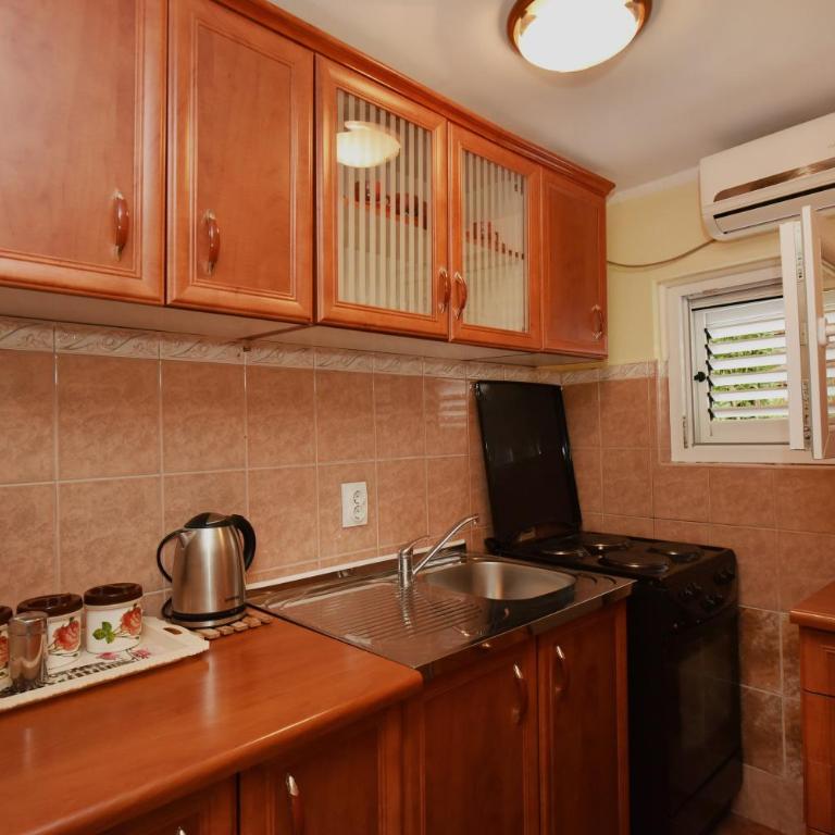 Apartments Marko - One-Bedroom Apartment with Terrace and Garden View - 8