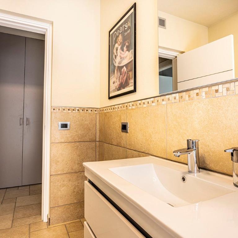 A&G Apartment Aosta - Elegante Casa 100 mq su due piani con Wi-Fi-giardino-parcheggio - Casa con 2 Camere da Letto - 24