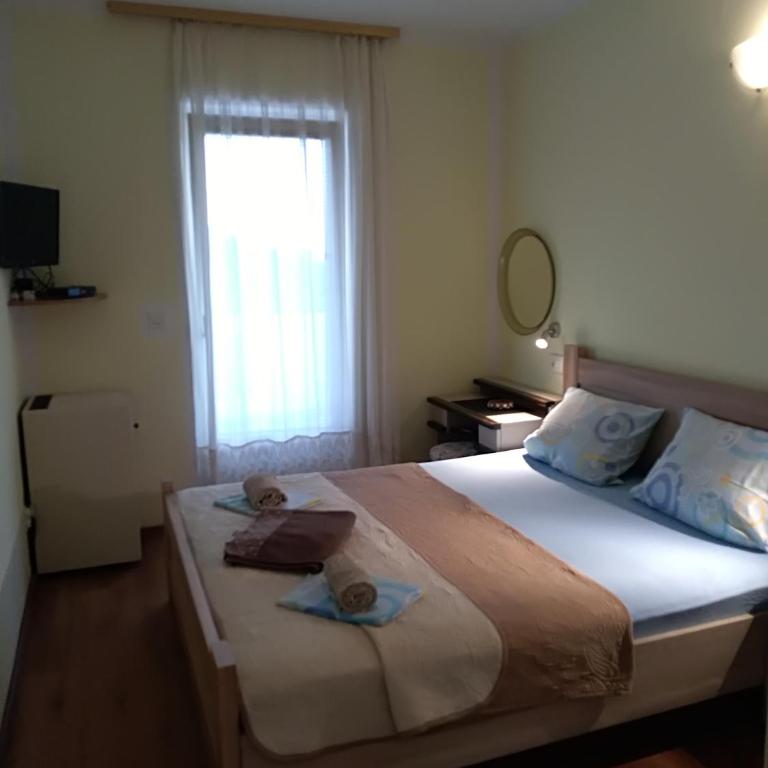 Apartmani Jovanovic - Dvokrevetna Soba s Bračnim Krevetom i Sopstvenim Spoljnim Kupatilom - 8