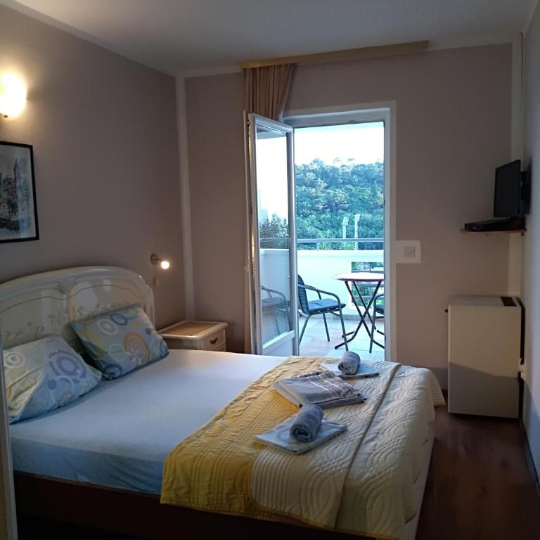 Apartmani Jovanovic - Dvokrevetna Soba s Bračnim Krevetom i Sopstvenim Spoljnim Kupatilom - 7