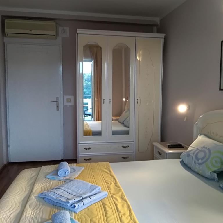 Apartmani Jovanovic - Dvokrevetna Soba s Bračnim Krevetom i Sopstvenim Spoljnim Kupatilom - 6