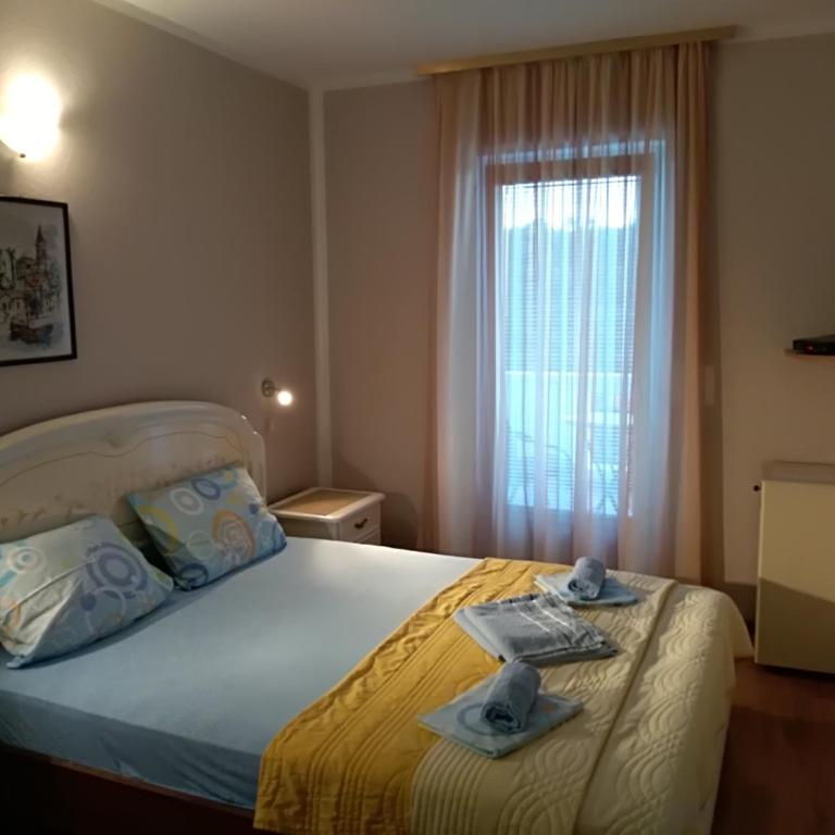 Apartmani Jovanovic - Dvokrevetna Soba s Bračnim Krevetom i Sopstvenim Spoljnim Kupatilom - 5