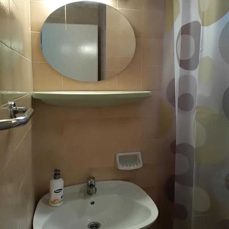 Apartmani Jovanovic - Dvokrevetna Soba s Bračnim Krevetom i Sopstvenim Spoljnim Kupatilom - 2