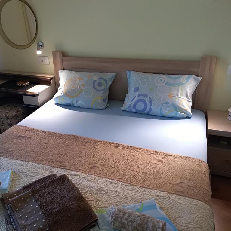 Apartmani Jovanovic - Dvokrevetna Soba s Bračnim Krevetom i Sopstvenim Spoljnim Kupatilom - 1