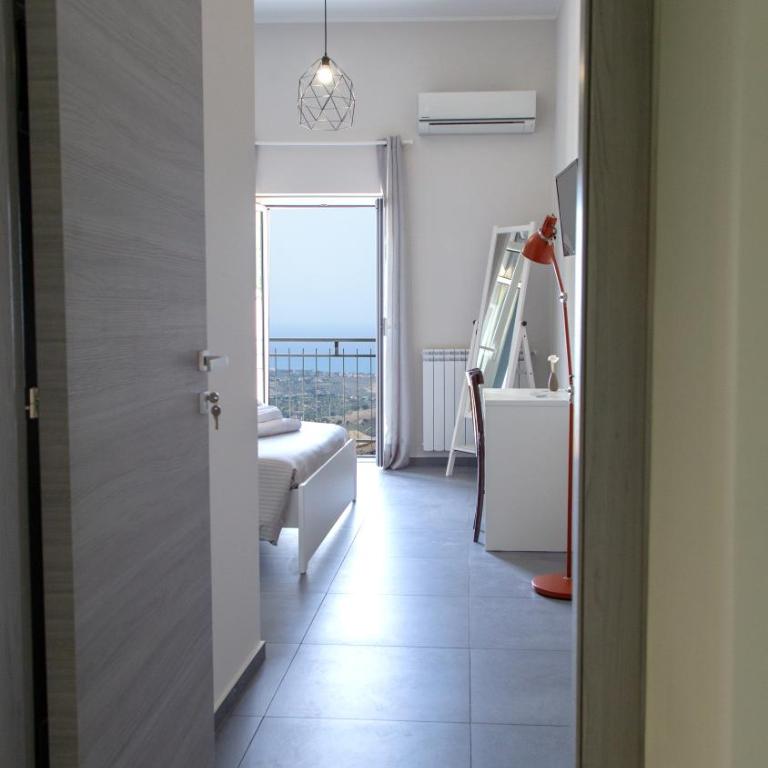Guest House Nonnolorè - Camera Matrimoniale Deluxe con Balcone e Vista Mare - 4