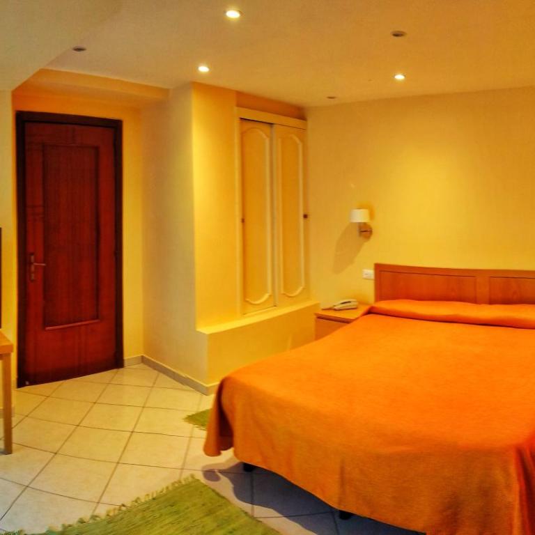 Hotel Desiree - Camera Familiare con Vista Giardino - 1