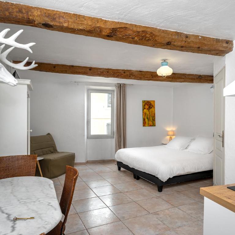 Maison Carles BnB - Studio Lit King-Size avec Canapé-Lit - 3