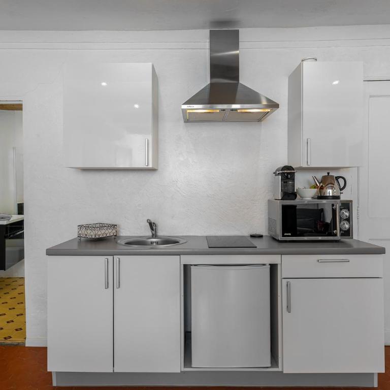 Maison Carles BnB - Suite Lit King-Size - Vue sur Rue - 3