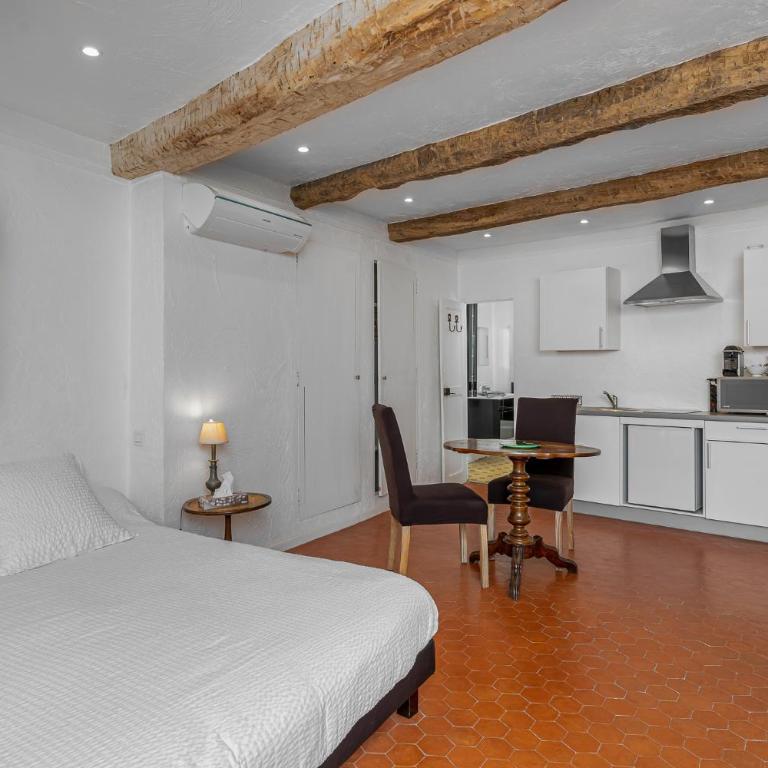 Maison Carles BnB - Suite Lit King-Size - Vue sur Rue - 2