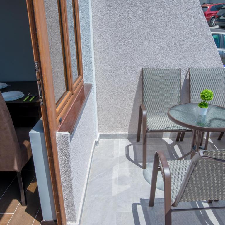Jovan Apartments - Deluxe Queen Room with Two Queen Beds - 3