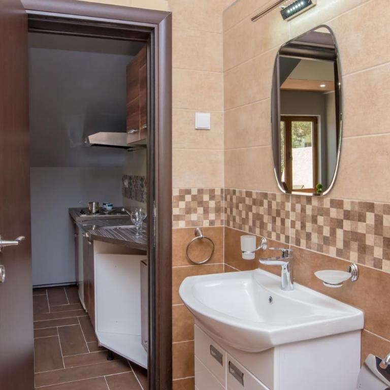 Jovan Apartments - Deluxe Queen Room with Two Queen Beds - 5