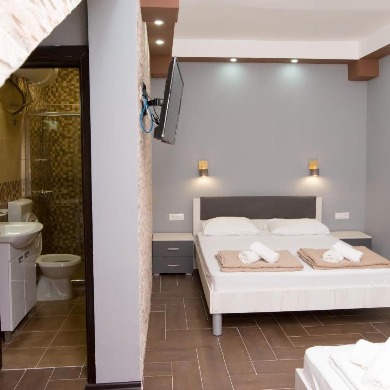 Jovan Apartments - Deluxe Queen Room with Two Queen Beds - 7