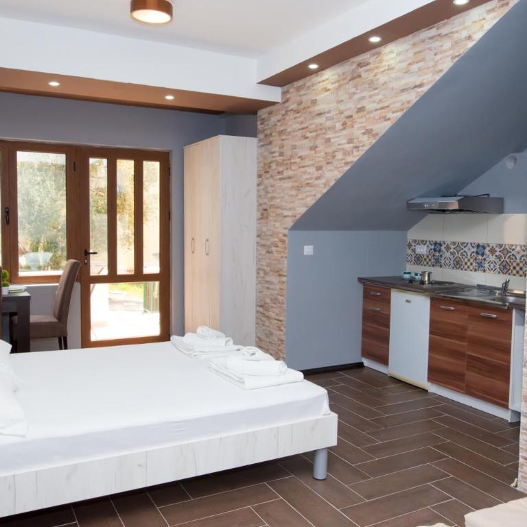 Jovan Apartments - Deluxe Queen Room with Two Queen Beds - 8