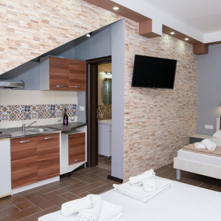 Jovan Apartments - Deluxe Queen Room with Two Queen Beds - 13