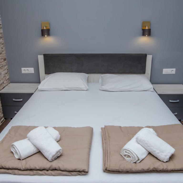 Jovan Apartments - Deluxe Queen Room with Two Queen Beds - 11