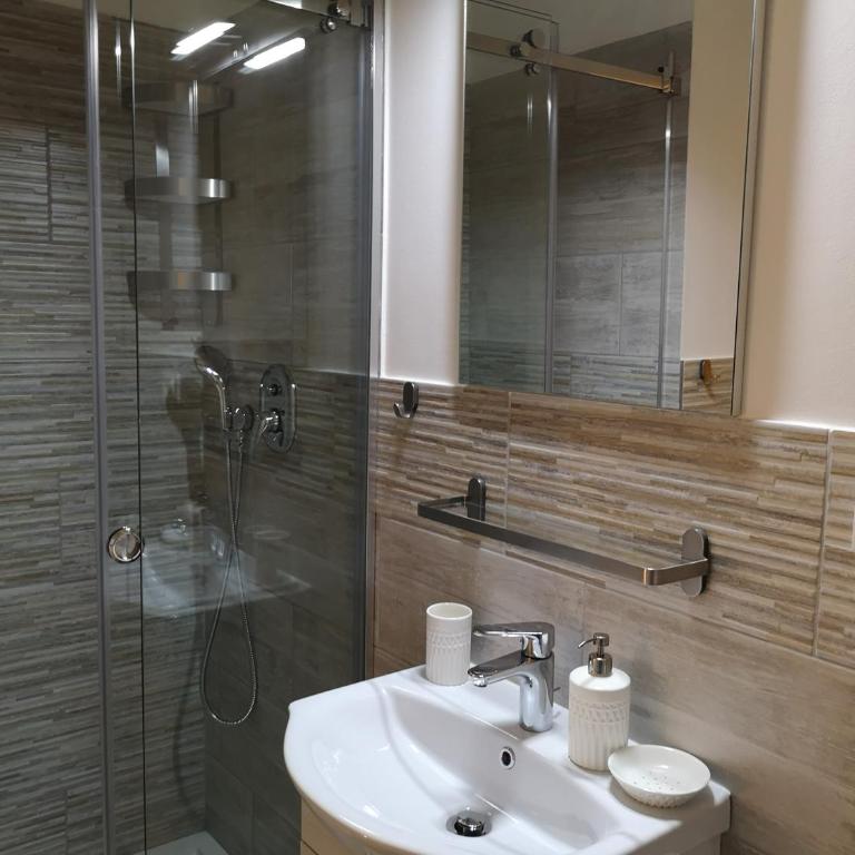 Julia affittacamere - Camera Doppia con Letti Singoli con Bagno Privato - 5