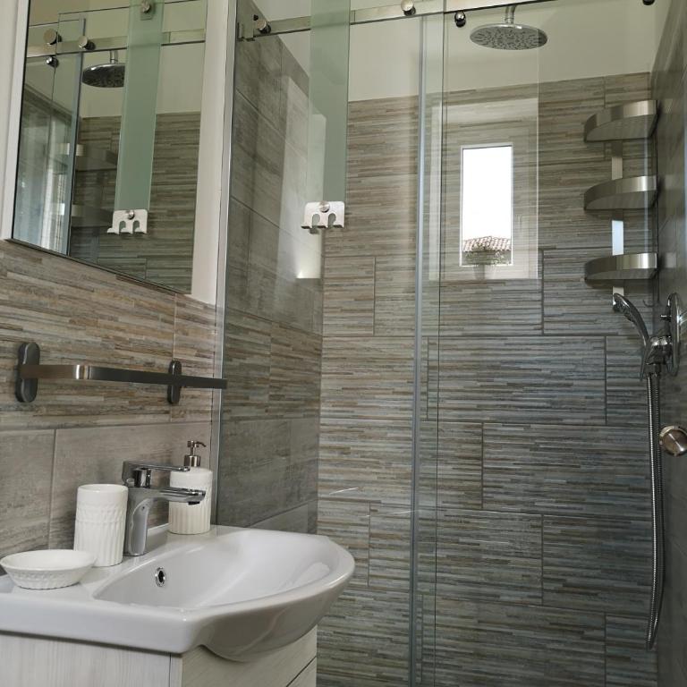 Julia affittacamere - Camera Matrimoniale con Bagno Privato - 5
