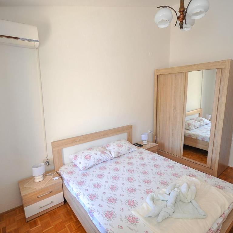 Apartments Kuc - Apartman sa 2 Spavaće Sobe, Terasom i Pogledom na More - 1