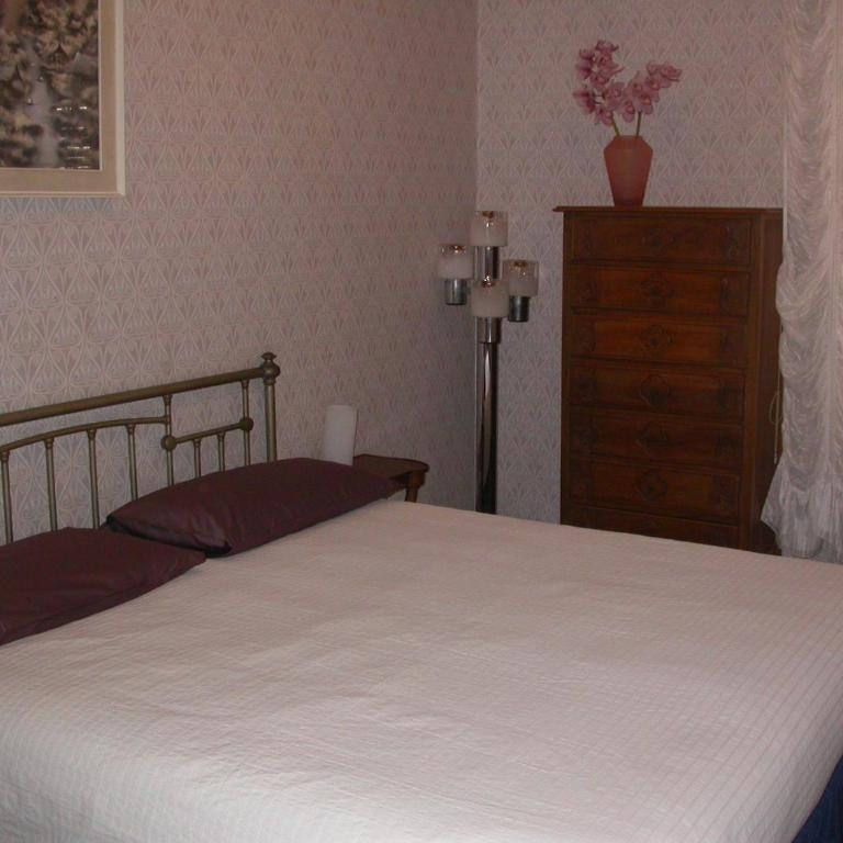 Top-Location-bright-fastWI-FI - Two-Bedroom Apartment - 5