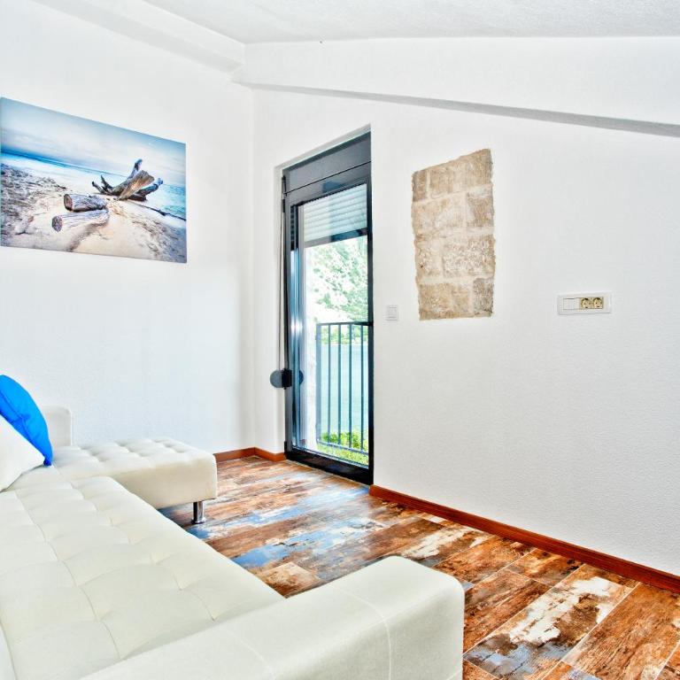 Beachfront Villa Nautica - Apartment with Sea View - 34