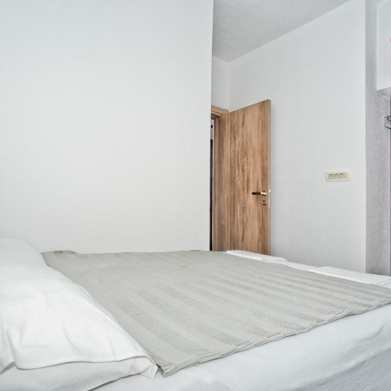 Beachfront Villa Nautica - Apartment with Sea View - 23