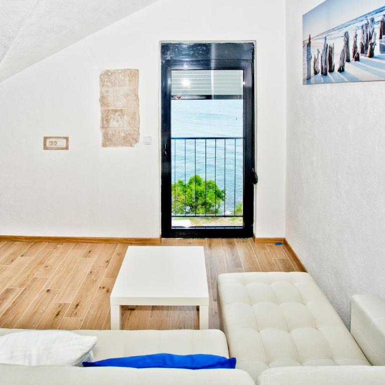 Beachfront Villa Nautica - Apartment with Sea View - 22