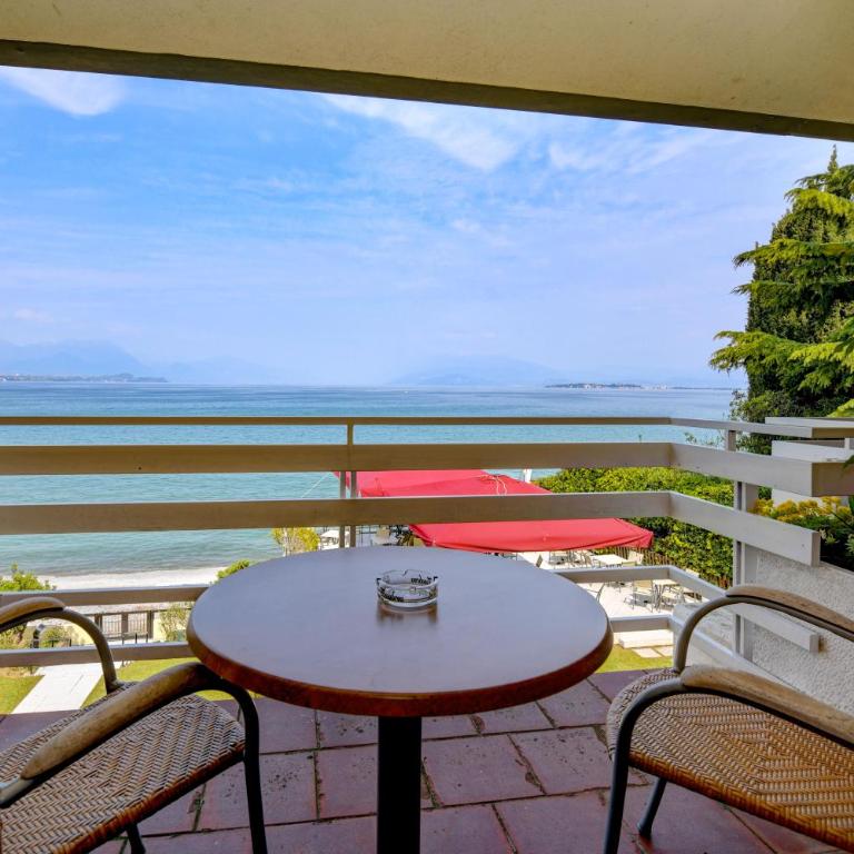 Lido International - Camera King Superior con Vista Lago - 1