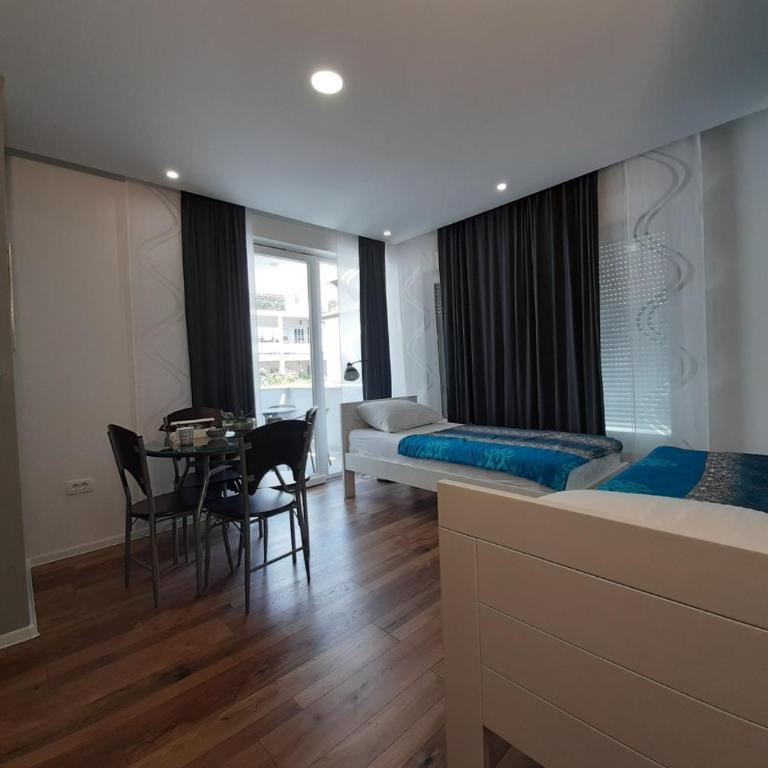 Villa Flower with Free Onsite Parking - Apartment with Balcony - 21