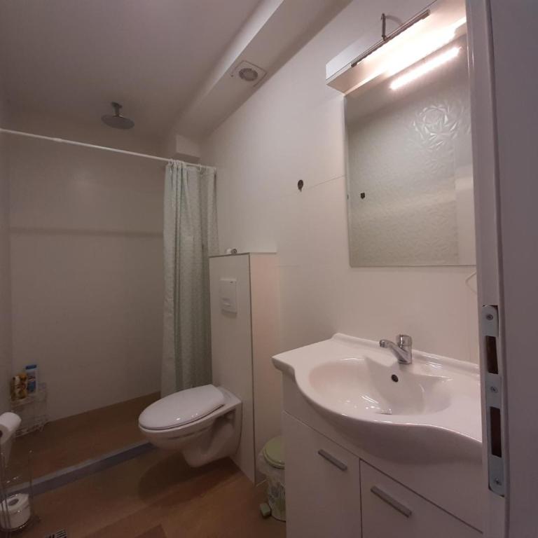 Villa Flower with Free Onsite Parking - Apartment with Balcony - 22