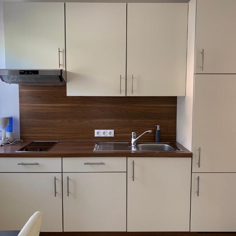Pension Steinbichler - Apartments und Zimmer Check in 24-7 - Dreibettzimmer mit Balkon - 1