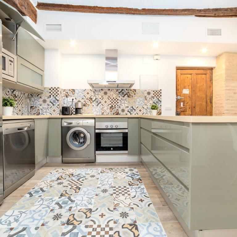 FLORIT FLATS - CATHEDRAL LUXURY TERRACE FLAT 2BR 2BA AC Wifi - Apartment - 32