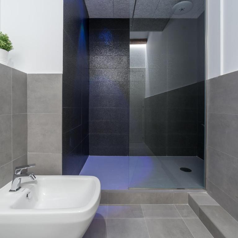FLORIT FLATS - CATHEDRAL LUXURY TERRACE FLAT 2BR 2BA AC Wifi - Apartment - 25