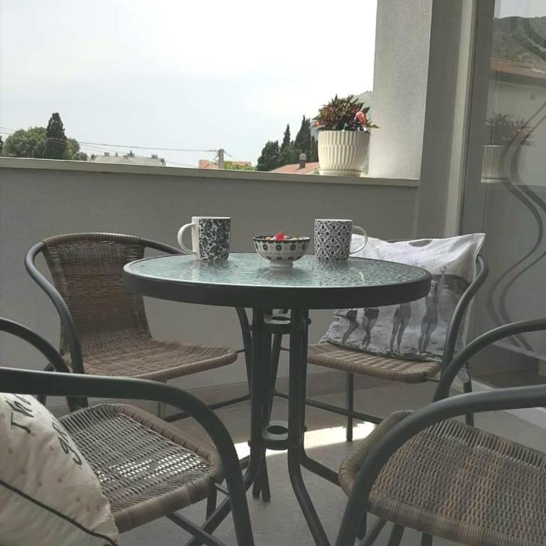 Villa Flower with Free Onsite Parking - Apartment with Balcony - 28