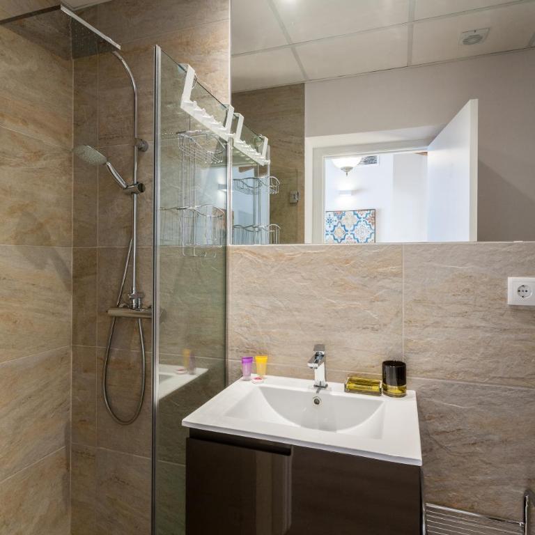 FLORIT FLATS - CENTER 2BR 2BA ATTIC TERRACE VIEW WIFi AC - Apartment - 37