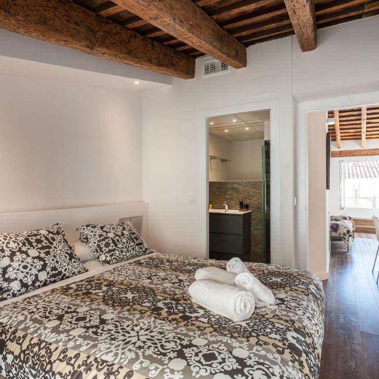 FLORIT FLATS - CENTER 2BR 2BA ATTIC TERRACE VIEW WIFi AC - Apartment - 31