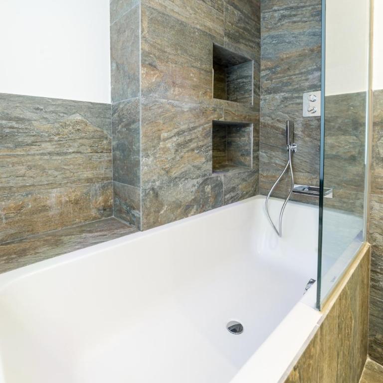 FLORIT FLATS - CATHEDRAL LUXURY TERRACE FLAT 2BR 2BA AC Wifi - Apartment - 19