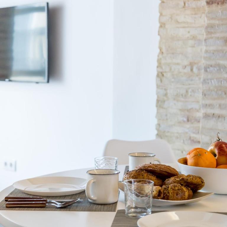 FLORIT FLATS - CATHEDRAL LUXURY TERRACE FLAT 2BR 2BA AC Wifi - Apartment - 84