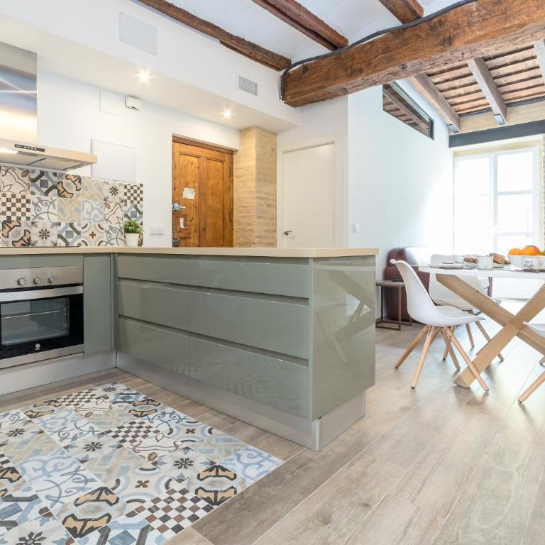 FLORIT FLATS - CATHEDRAL LUXURY TERRACE FLAT 2BR 2BA AC Wifi - Apartment - 33