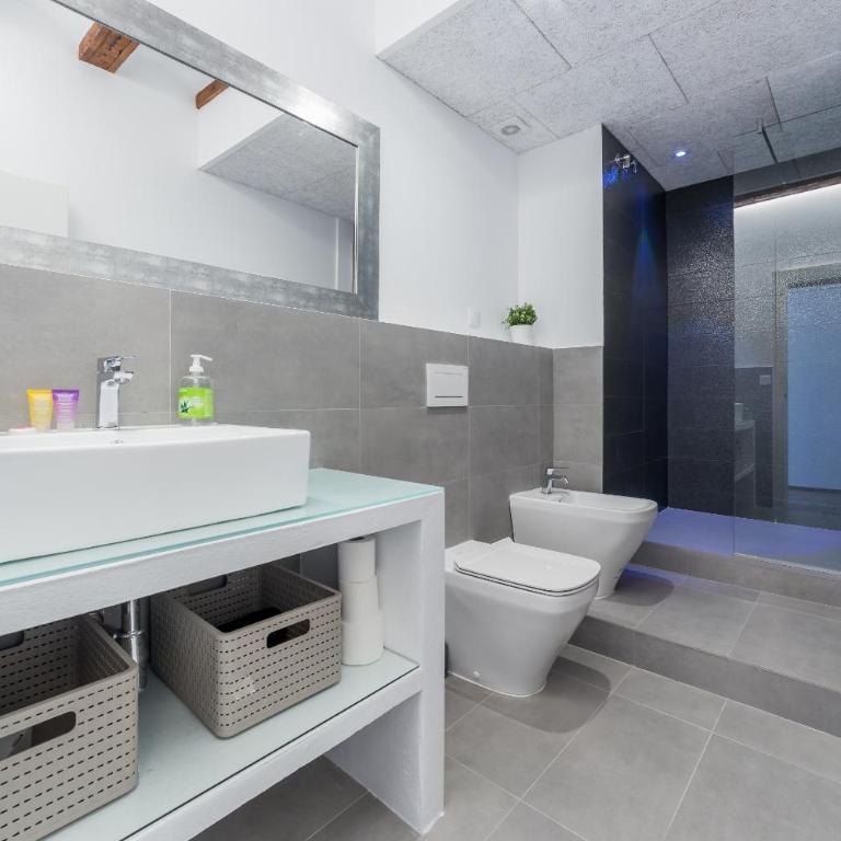 FLORIT FLATS - CATHEDRAL LUXURY TERRACE FLAT 2BR 2BA AC Wifi - Apartment - 80