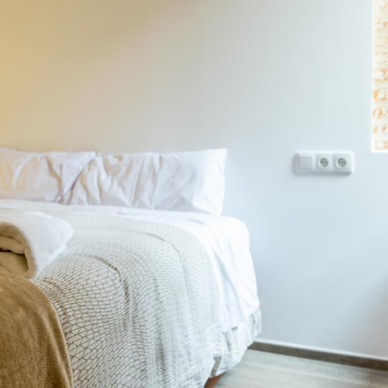 FLORIT FLATS - CATHEDRAL LUXURY TERRACE FLAT 2BR 2BA AC Wifi - Apartment - 69
