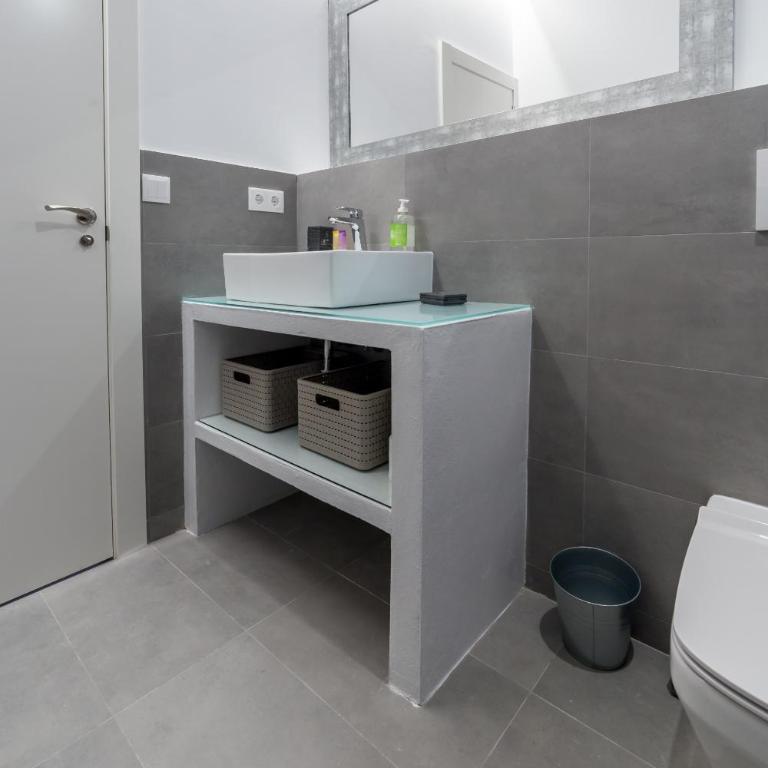 FLORIT FLATS - CATHEDRAL LUXURY TERRACE FLAT 2BR 2BA AC Wifi - Apartment - 28