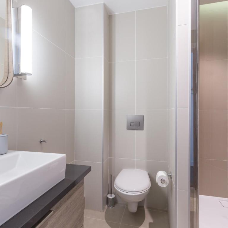 Résidence Pierre & Vacances Premium Presqu'Ile de la Touques - Appartement 2 Chambres avec Terrasse - Vue sur Capitainerie (6 Personnes) - Bâtiments de la Capitainerie - 2