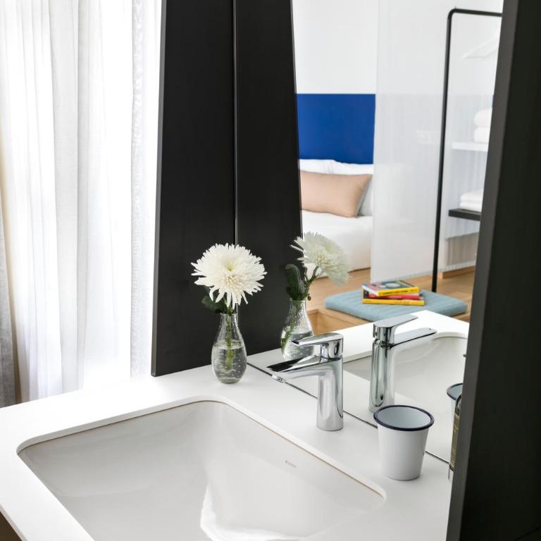 Oh la la ! Hotel Bar Paris Bastille - Double Room with view on Courtyard - without elevator - 5