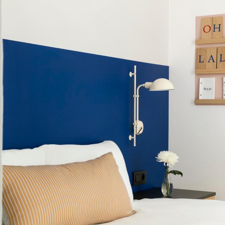 Oh la la ! Hotel Bar Paris Bastille - Double Room with view on Courtyard - without elevator - 3
